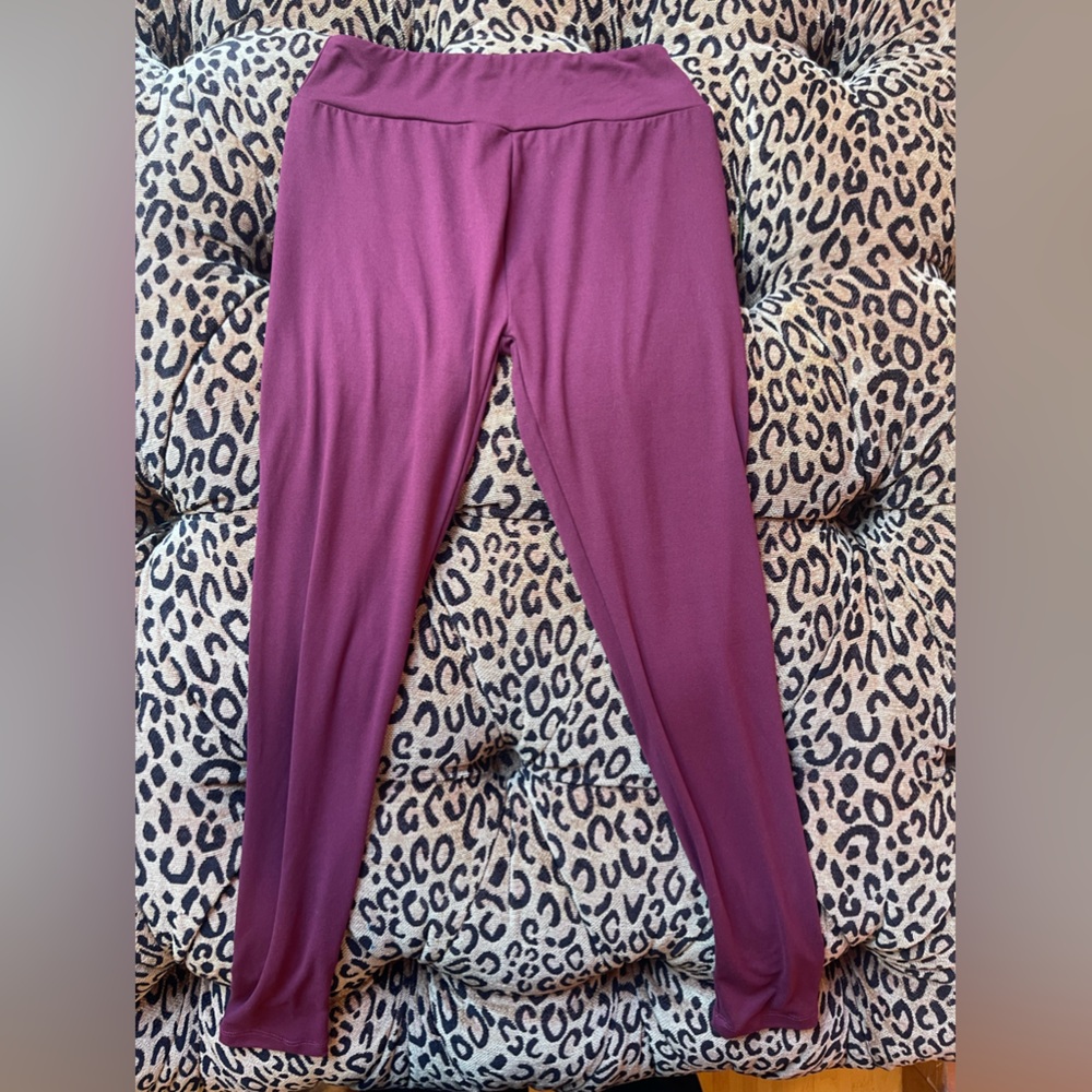 kids leggings size large 12/14 
Maroon